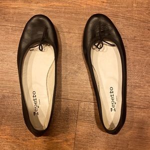 Repetto Paris Calfskin ballet flat/Black. Best fit if you are size 9.